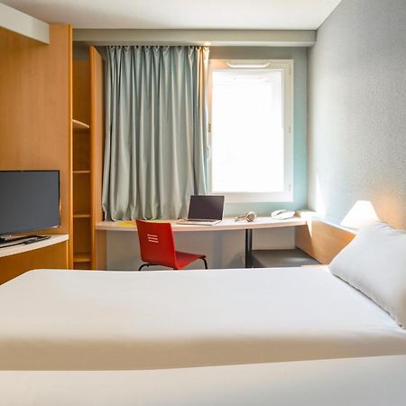 Ibis Saint Rambert D'Albon Hotel Bagian luar foto
